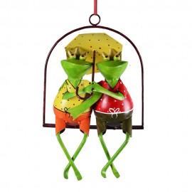 WOAVIN IRON PAINTED FROG COUPLE W/UMBRELLA