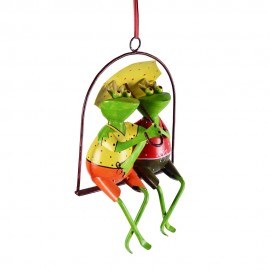WOAVIN IRON PAINTED FROG COUPLE W/UMBRELLA