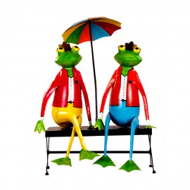 WOAVIN IRON PAINTED FROG COUPLE SITTING ON THE BENCH